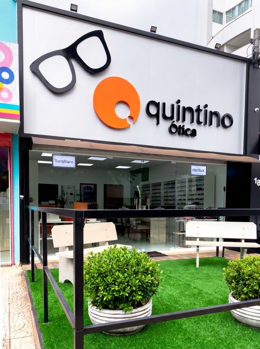 Cliente usando óculos com lentes multifocais em Londrina na Ótica Quintino